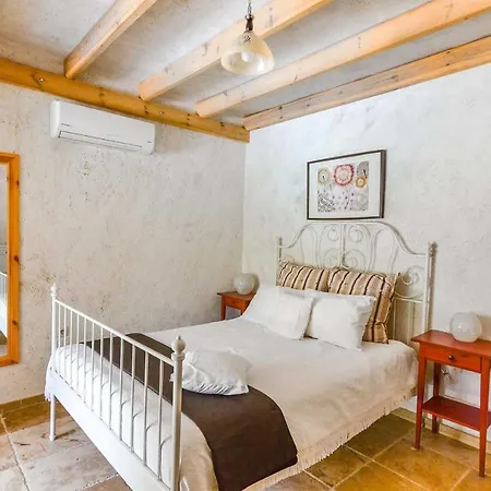 Sleeps 4 Air Con Wifi Villa