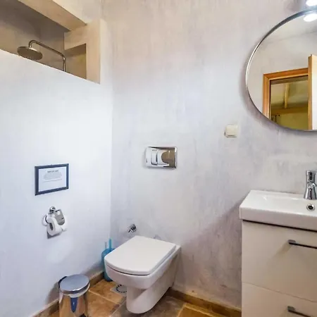 Sleeps 4 Air Con Wifi